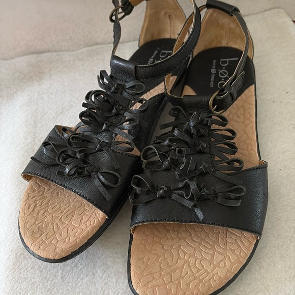 B. O. C. Milla black leather. Ankle strap buckle, great detail open toe sandal - Picture 3 of 5